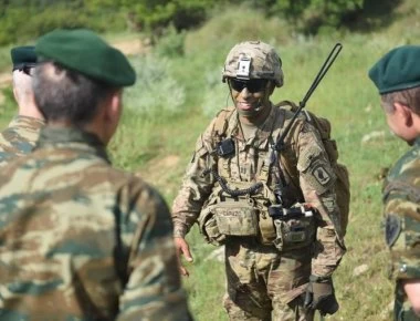WSJ: «Στενή η συνεργασία των ελληνικών και των αμερικανικών ΕΔ»